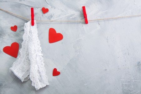 Как убрать кровь при менструации с нижнего белья и постели?